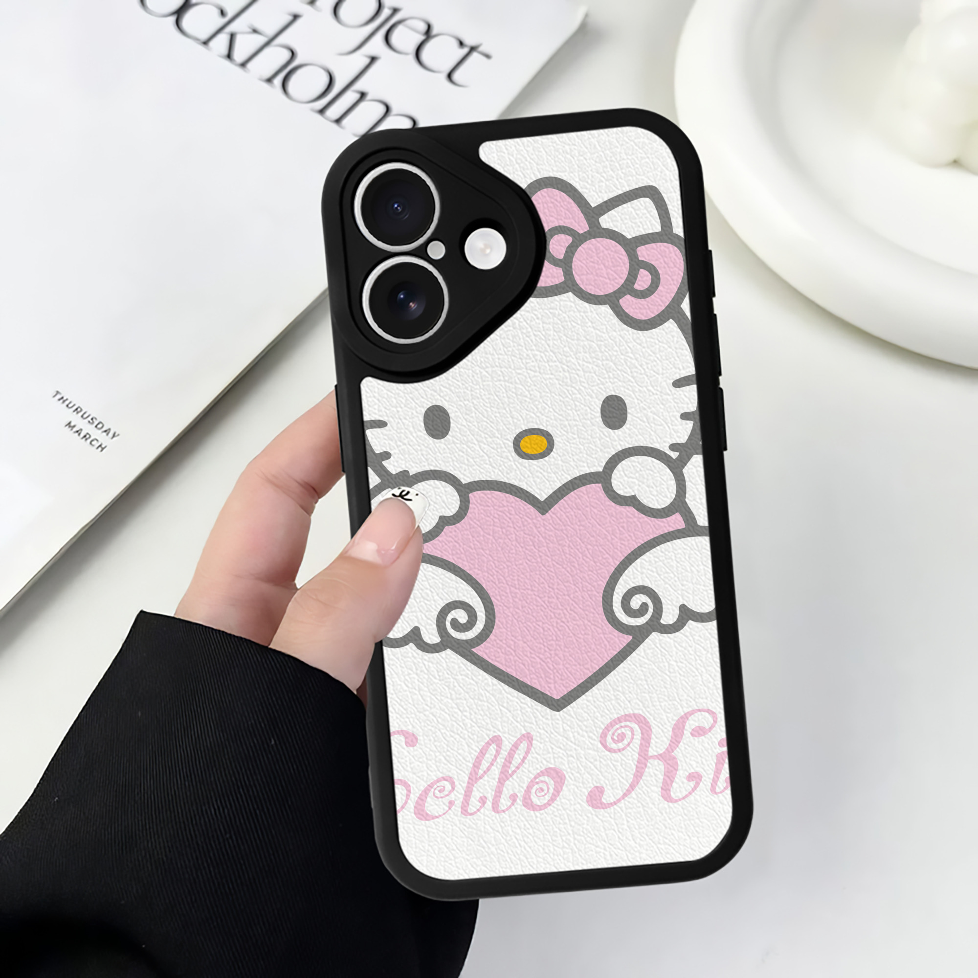 （画像用） Hello Kitty ハローキティ 【iPhone 16シリーズ対応】シリコンスマホケース（レザー調） 材質：シリコン